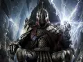 Un guerrero con armadura oscura y casco con cresta, rodeado de relámpagos, evoca la intensidad de "El Señor de los Anillos: La Guerra del Norte" para PC.