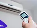 Mando a distancia apuntando a un aire acondicionado. La pantalla muestra 19°C, indicando un posible error aire acondicionado.