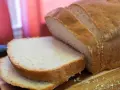 Pokrojony chleb proteinowy, idealny na zdrowe śniadanie. Ten przepis na chleb proteinowy jest prosty i szybki.