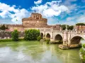 Zamek Świętego Anioła w Rzymie, majestatyczna budowla nad Tybrem, z mostem Ponte Sant'Angelo. Czy warto go odwiedzić?