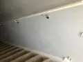 Manchas en pared gris, cerca de pasamanos. ¿Cómo igualar pintura pared para que no se noten?
