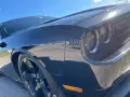 Svart Dodge Challenger med en glans som en ängel, tack vare angelwax. Solen reflekteras i den blanka lacken.