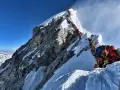Kolejka wspinaczy na Mount Everest. Długie oczekiwanie na szczyt pokazuje, ile trwa wejście na Mount Everest.