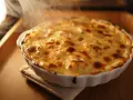 Delicioso bacalao gratinado con alioli, humeante y listo para servir.