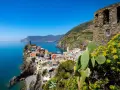 Kolorowe domy w **parku narodowym Cinque Terre** przycupnęły na klifie nad turkusowym morzem.
