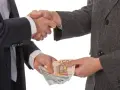 Uścisk dłoni i przekazanie pieniędzy. Czy to początek nielegalnej transakcji, która wkrótce będzie podlegać zmianom w kodeksie karnym?