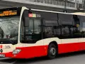 Autobus linii 210 z napisem "OSOWA PKP PRZEZ PORT LOTNICZY" na wyświetlaczu, gotowy do podróży z Gdańska Głównego na lotnisko.