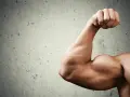 Ein Bizeps wird gezeigt, der in der Jugendsprache als "flexen" bezeichnet wird.