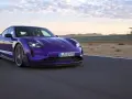 Fioletowe Porsche Taycan na torze wyścigowym podczas zachodu słońca.