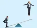 Un homme en costume sur une bascule regarde une femme en l'air. Un devoir de secours pour la faire descendre ?