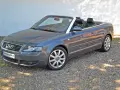 Grauer Audi A4 B6 Cabrio mit offenem Verdeck, bereit für eine Spritztour.