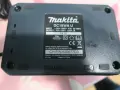 Oznaczenia na akumulatorze Makita DC18WA U: napięcie wejściowe 220-240V, wyjściowe 14.4-18V.