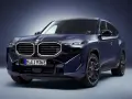 Ciemnoniebieskie BMW XM z przodu, z charakterystycznym grillem i światłami LED.