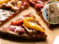Pyszna pizza Magdy Gessler z papryką i pomidorami, obok jej zdjęcie.