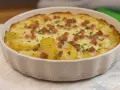 Truffade au four, un plat réconfortant de pommes de terre gratinées, parsemé de lardons et de persil frais.