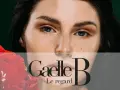 Un visage de femme avec des taches de rousseur naturelles, tenant une fleur rouge. Le regard est intense.