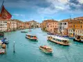 Un battello a Venezia naviga sul Canal Grande tra palazzi storici.
