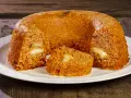 Un invitante timballo di riso, dorato e ripieno di formaggio filante, pronto per essere gustato.