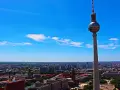 Blick von der Park Inn Aussichtsplattform über Berlin. Der Fernsehturm ragt in den blauen Himmel.