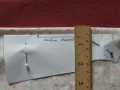 Patron de couture marqué "milieu devant", épinglé sur un tissu fleuri. Une règle en bois mesure la pièce.