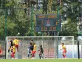 Piłkarze walczą o piłkę pod bramką. Na tablicy wyników Weszło - Legionovia 1:2. Jakub Wysocki w akcji.