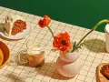 Pyszne sushi, ciasto marchewkowe i skrzydełka z kurczaka – idealny zestaw od Bolt kurier na szybki lunch.