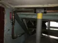 Kopparrör med isolering och en röd ventil, redo att fylla på luft i hydrofor.