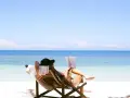Person entspannt sich lesend am Strand. Ein Traum für jeden Praktikanten, der seinen Urlaubsanspruch genießt.