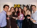 Impreza PRL jak się ubrać? Grupa przyjaciół świętuje, bawiąc się w stylu retro.