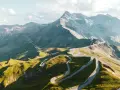 Strada tortuosa in montagna, ideale per un'avventura in moto in Austria. Panorami mozzafiato e curve infinite.