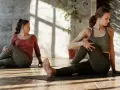 Dwie kobiety wykonują skręty tułowia na macie. Delikatne stretching poprawia samopoczucie.