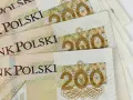 Kilka banknotów 200 zł ułożonych jeden na drugim. To polska waluta, która może posłużyć jako nova mispra capital.