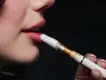 Boca de joven usando un vaper sin nicotina. ¿Qué pasa si fumas vaper sin nicotina con 12 años?