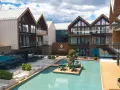 Nowoczesny kompleks hotelowy z basenem i tarasami. Idealne miejsce na relaks w Termach Karkonosze.