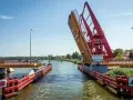 Podniesiony most w Dziwnowie, jedna z głównych atrakcji, otwiera drogę łodziom.