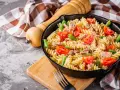 Makaron z tuńczykiem, pomidorkami i fasolką szparagową w patelni.