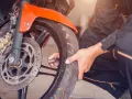 Sprawdzanie ciśnienia w oponach motocyklowych. Tabela z zalecanymi wartościami pomoże utrzymać bezpieczeństwo i komfort jazdy.