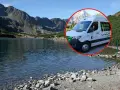Ekologiczne busy na Morskie Oko dowożą turystów do malowniczego jeziora w Tatrach.