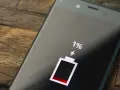 Ekran telefonu Samsung z ikoną baterii na 1%. Czas na kalibrację baterii Samsung, by odzyskać pełną moc.
