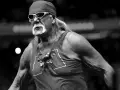 Hulk Hogan nie żyje. Ikona wrestlingu w bandanie i okularach, z charakterystycznym wąsem, w koszulce z napisem "Vengeance".