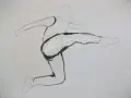 Esquisse d'un combattant en plein mouvement, la ligne de force du dessin accentue la puissance de son coup de pied.
