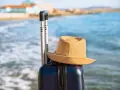 Walizka i kapelusz na plaży. Idealna pogoda w Bułgarii w październiku na ostatnie chwile lata.