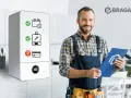 Un tecnico sorridente con appunti in mano illustra la pulizia caldaia a chi spetta, con icone di manutenzione e pagamento.