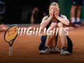 Emocje po meczu Coco Gauff. Tenisistka siedzi na korcie, zakrywając twarz dłońmi, obok leży rakieta.
