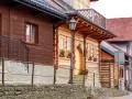 Drewniane domy i kamienne mury tworzą urokliwy krajobraz. Odkryj lanckorona atrakcje, spacerując tą malowniczą uliczką.