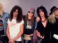 Cinq membres d'un groupe rock anglais des années 80 posent ensemble, arborant des coiffures et des tenues emblématiques de l'époque.
