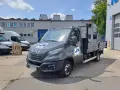 Szary Iveco z otwartą skrzynią ładunkową, idealny do wynajem wywrotki do 3,5 tony. Na drzwiach logo "Wypożyczalnia Moto-Partner".