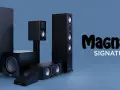 Zestaw czarnych głośników Magnat Quantum 605, w tym kolumny podłogowe, subwoofer i głośniki centralne, prezentuje się elegancko na niebieskim tle.