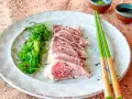Tataki de bonito, finas lonchas de pescado crudo con semillas de sésamo, acompañadas de ensalada de algas.