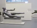 Exposition d'œuvres d'art de Aristide Maillol : sculptures de femmes nues en bronze et en métal, dans un musée.